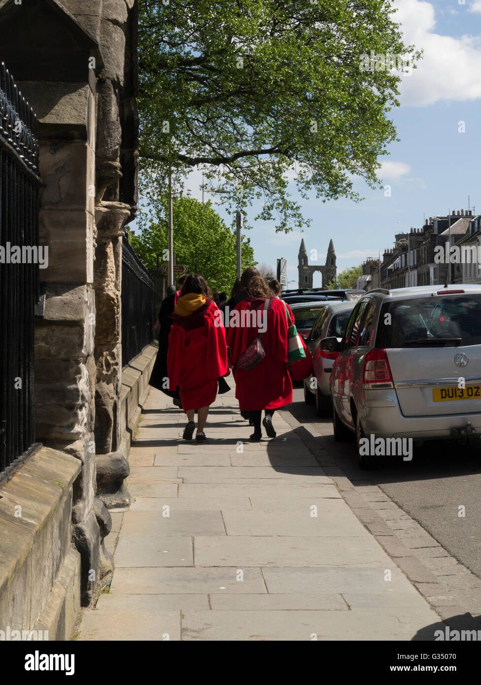 Mujeres coristas dejando St Salvator's Chapel St Andrews Fife Escocia vestidos de rojo cassocks parte de St Andrews University Foto de stock