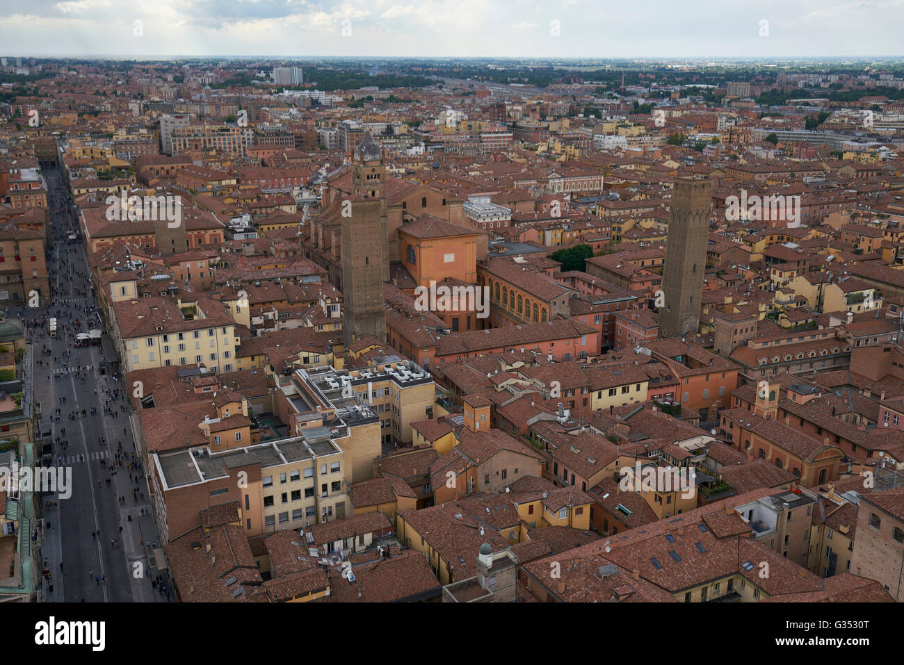 Vista aérea de Bologna, Italia. Vista desde una de las Dos Torres. Foto de stock