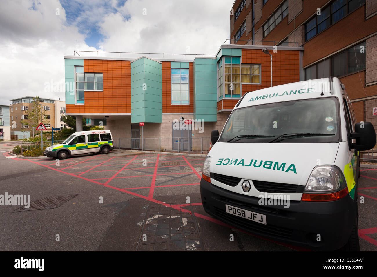 Ambulancia estacionada fuera del Departamento de Hematología del Hospital General de Southampton, Southampton, Hampshire, Inglaterra Foto de stock