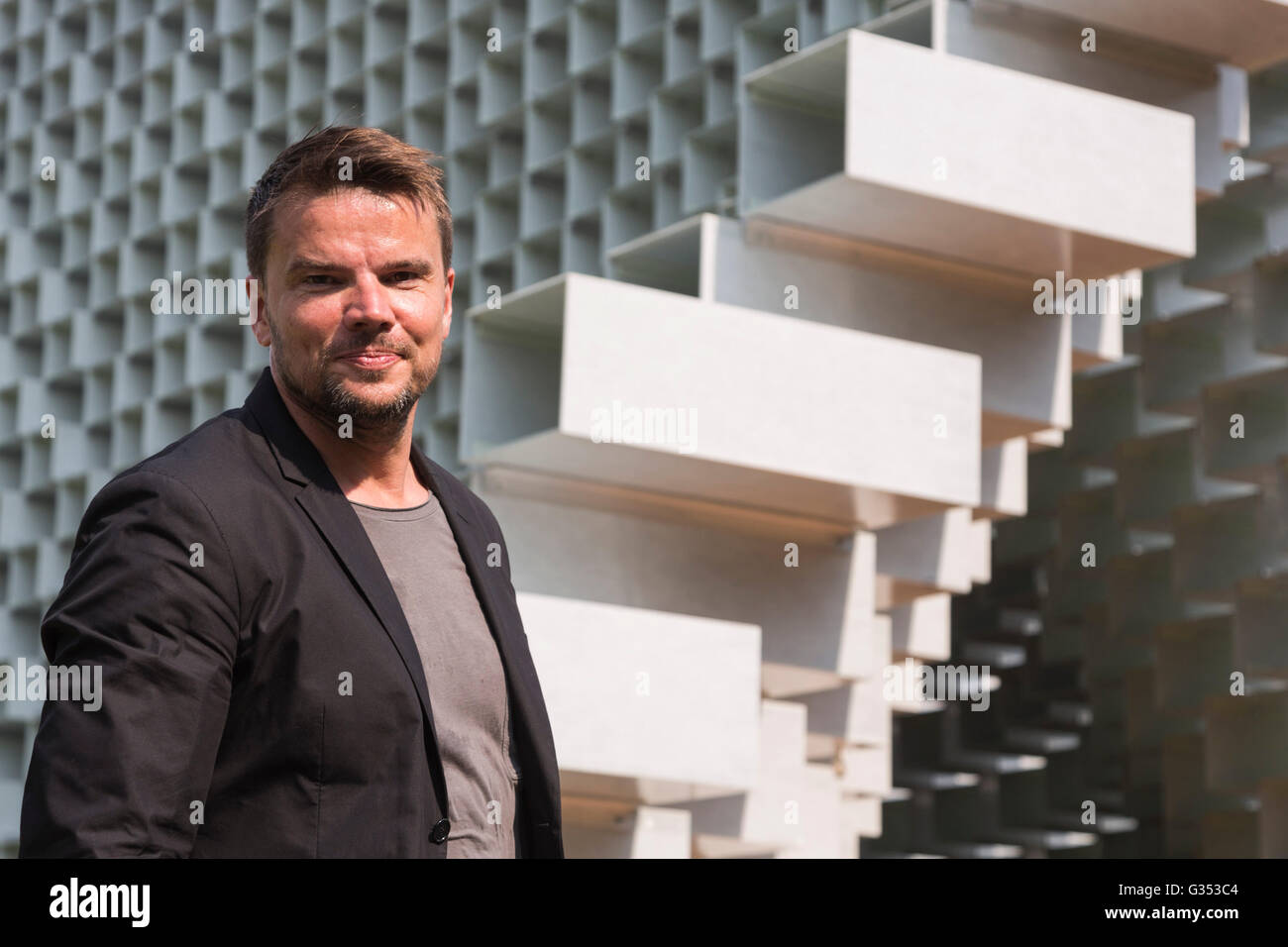 Londres, Reino Unido. El 7 de junio de 2016. Diseñador danés Bjarke Ingels con el pabellón diseñado por serpentina 16 Bjarke Ingels Group (BIG). El Serpentine revela las estructuras completados para ampliar su programa de arquitectura para 2016: el 16º pabellón diseñado por Bjarke Ingels Group (BIG) y cuatro casas de verano de encargo por Kunle Adeyemi (NLE), Barkow Leibinger, Yona Friedman y Asif Khan. El pabellón y casas de verano son libres para ver desde el 10 de junio hasta el 9 de octubre de 2016. Foto de stock