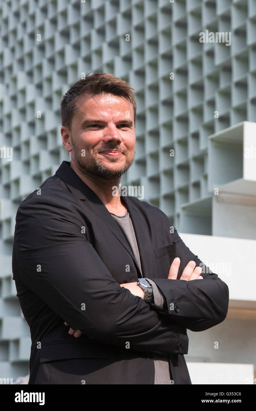 Londres, Reino Unido. El 7 de junio de 2016. Diseñador danés Bjarke Ingels con el pabellón diseñado por serpentina 16 Bjarke Ingels Group (BIG). El Serpentine revela las estructuras completados para ampliar su programa de arquitectura para 2016: el 16º pabellón diseñado por Bjarke Ingels Group (BIG) y cuatro casas de verano de encargo por Kunle Adeyemi (NLE), Barkow Leibinger, Yona Friedman y Asif Khan. El pabellón y casas de verano son libres para ver desde el 10 de junio hasta el 9 de octubre de 2016. Foto de stock