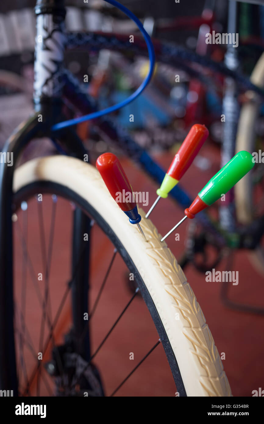 Neumáticos para bicicletas resistente, de color blanco con un punzón  Fotografía de stock - Alamy
