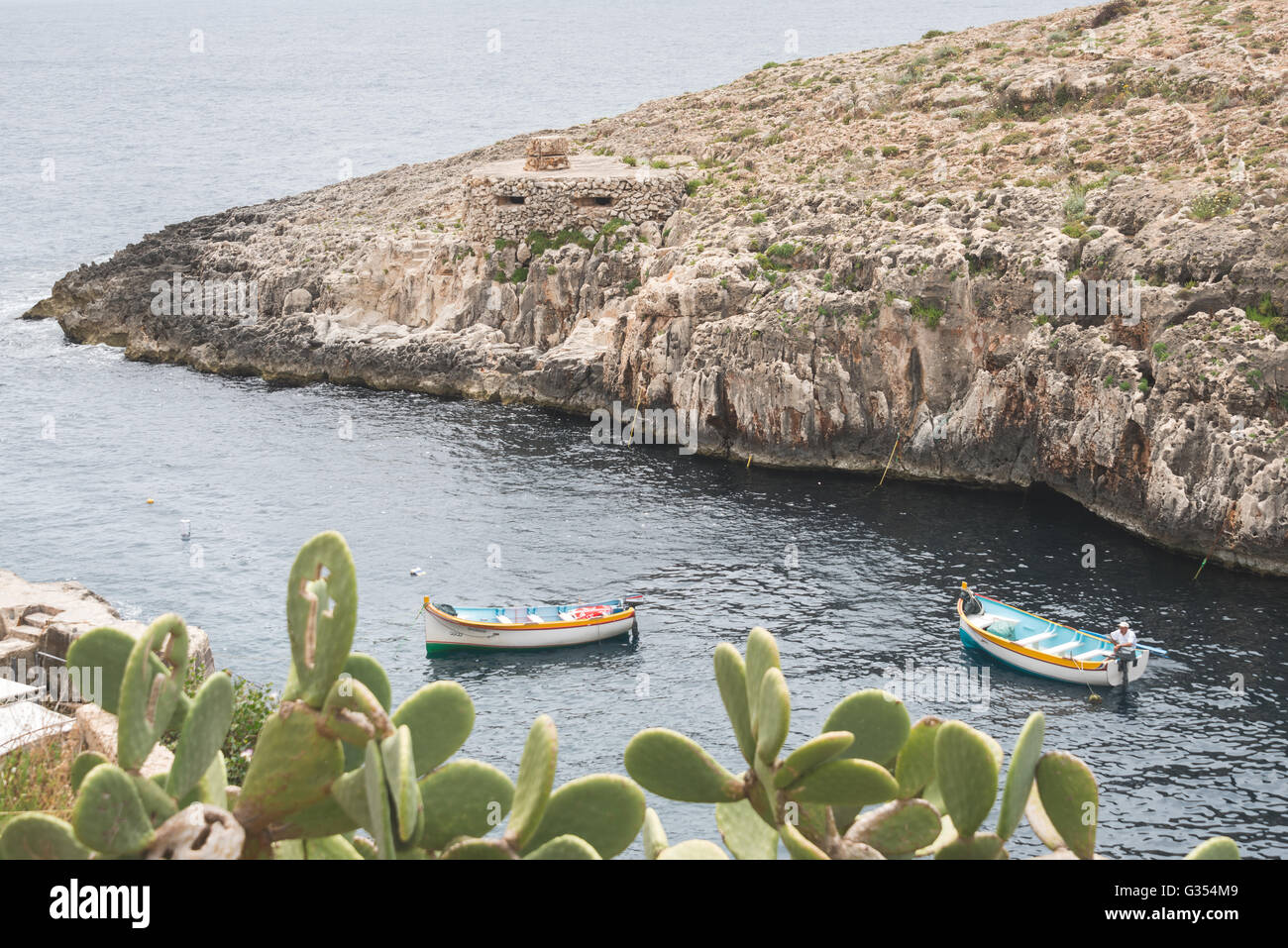 La gruta azul barcos turísticos en Malta Foto de stock