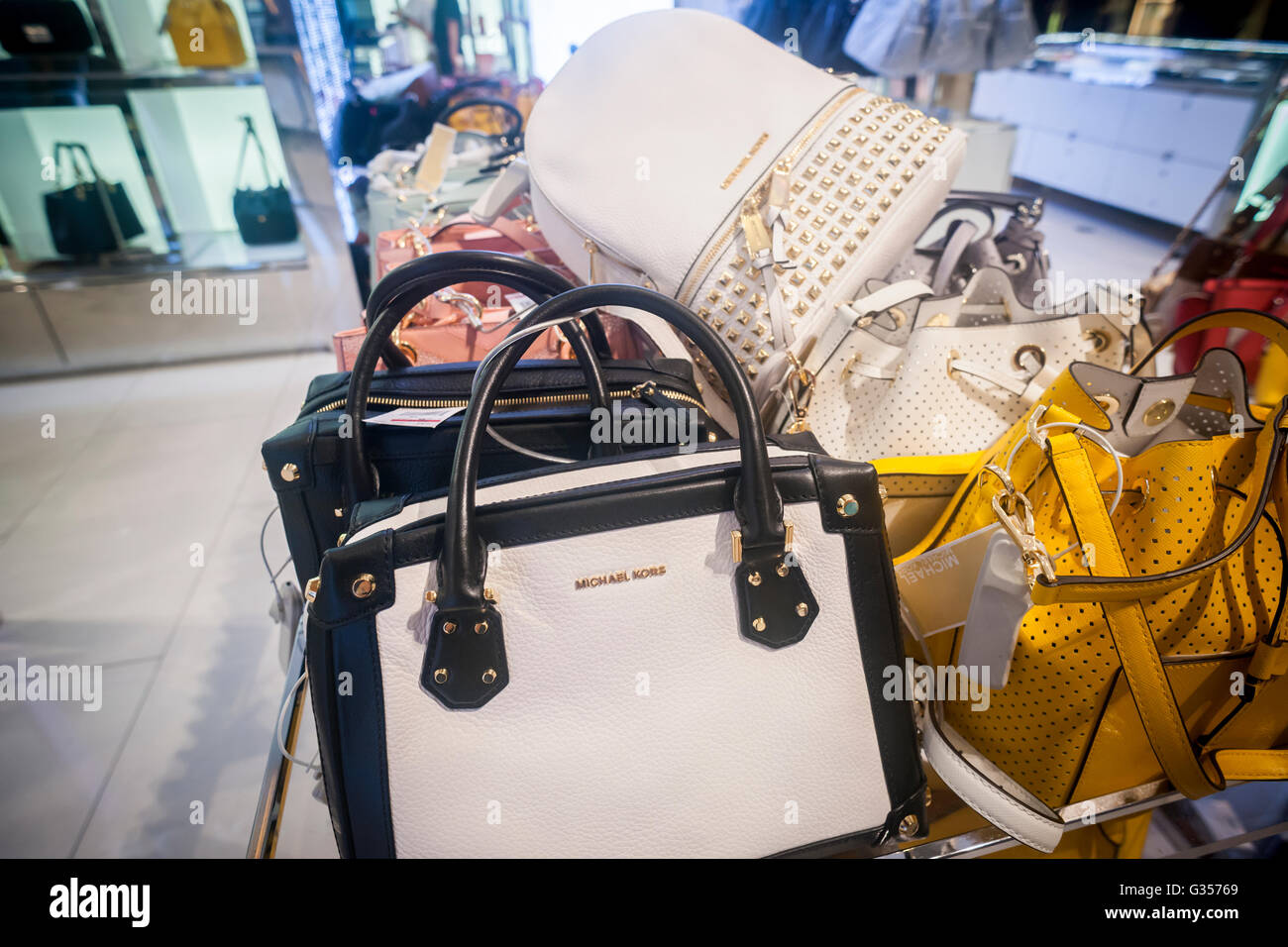 Bolsos y accesorios en exhibición en el Michael Kors boutique dentro de  Macy's en Nueva York el martes, 31 de mayo de 2016. Michael Kors Holdings  registró un alza de 11% en