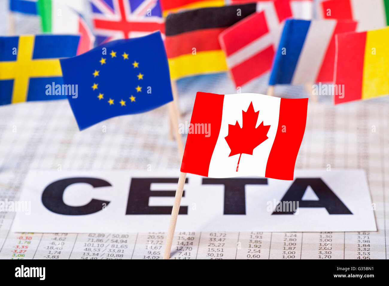 Banderas de Canadá y la Unión Europea con las letras CETA Foto de stock