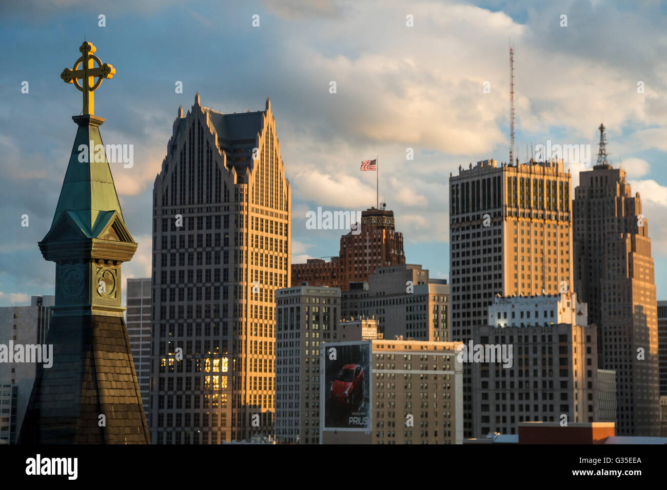 Detroit, Michigan, en el centro de Detroit. El antiguo campanario de la Iglesia de Santa María está en el primer plano, a la izquierda. Foto de stock