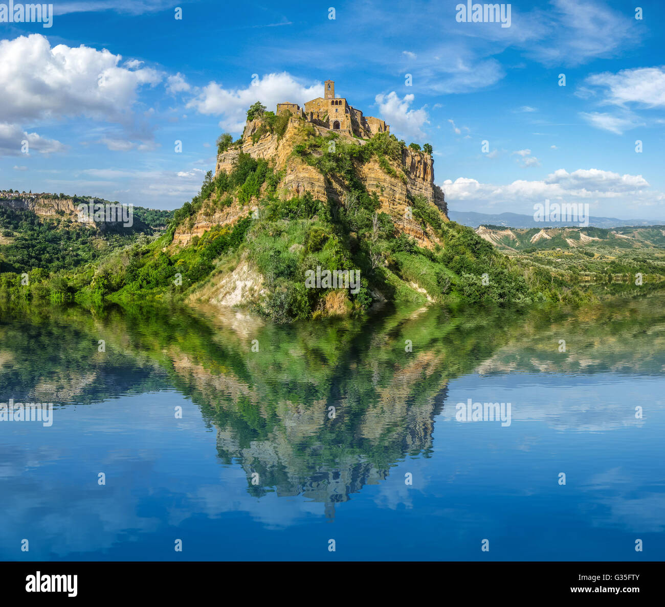 Hermosa vista panorámica del histórico castillo, sobre la famosa roca reflejando en un lago de aguas cristalinas en un día soleado de verano Foto de stock