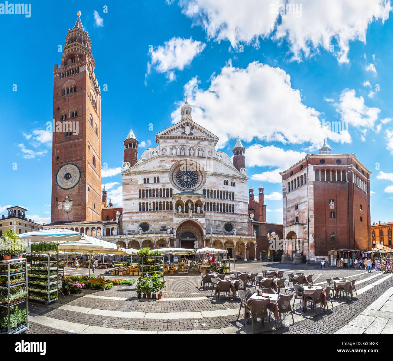 La antigua Catedral de Cremona con el famoso campanario Torrazzo y el baptisterio en la hermosa plaza del mercado Piazza Duomo de Cremona, Foto de stock