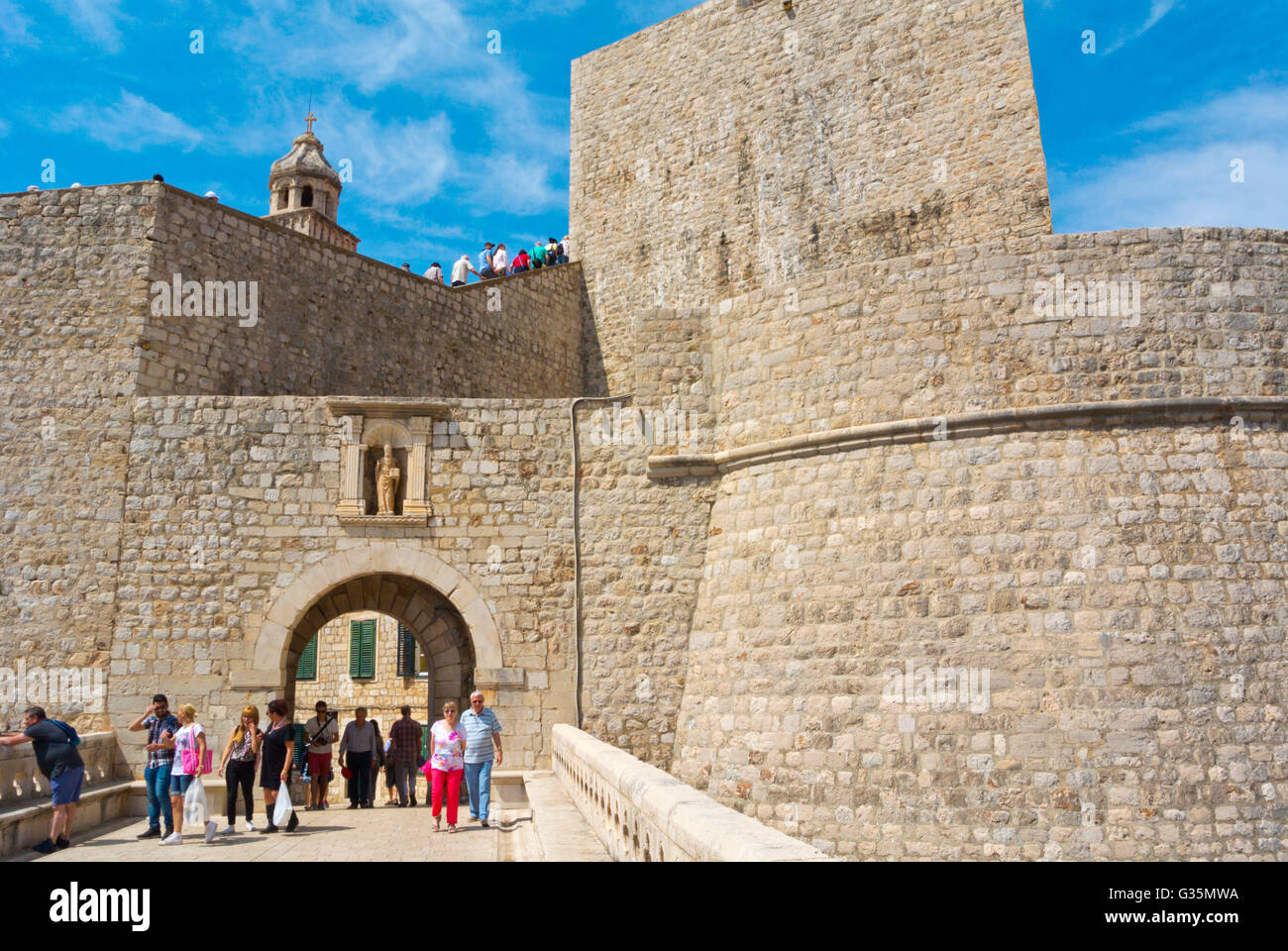 Puerta Ploce, murallas, y la fortaleza Revelin, fuera de Grad, el casco antiguo de Dubrovnik, Dalmacia, Croacia Foto de stock