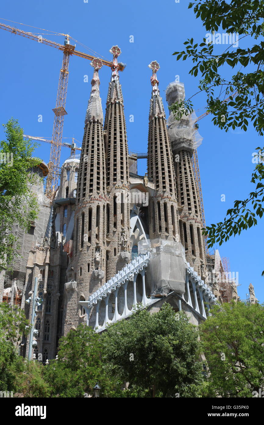 La Sagrada Familia, Gaudí diseña la histórica iglesia en Barcelona, que  todavía está bajo construcción Fotografía de stock - Alamy