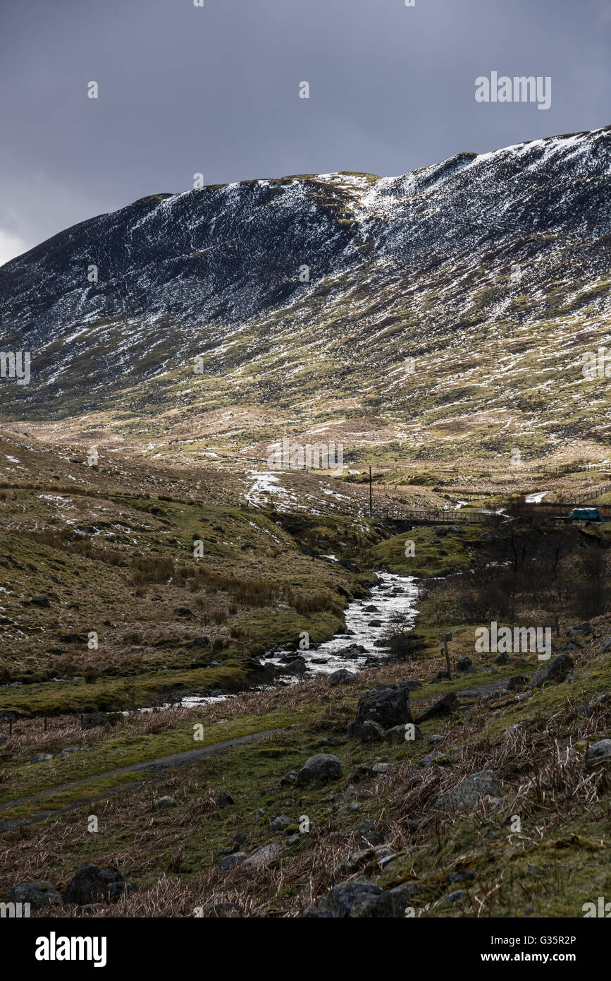 Tweedsmuir Megget, agua, en la frontera montañosa de Escocia. Nieve en las colinas en abril. Foto de stock