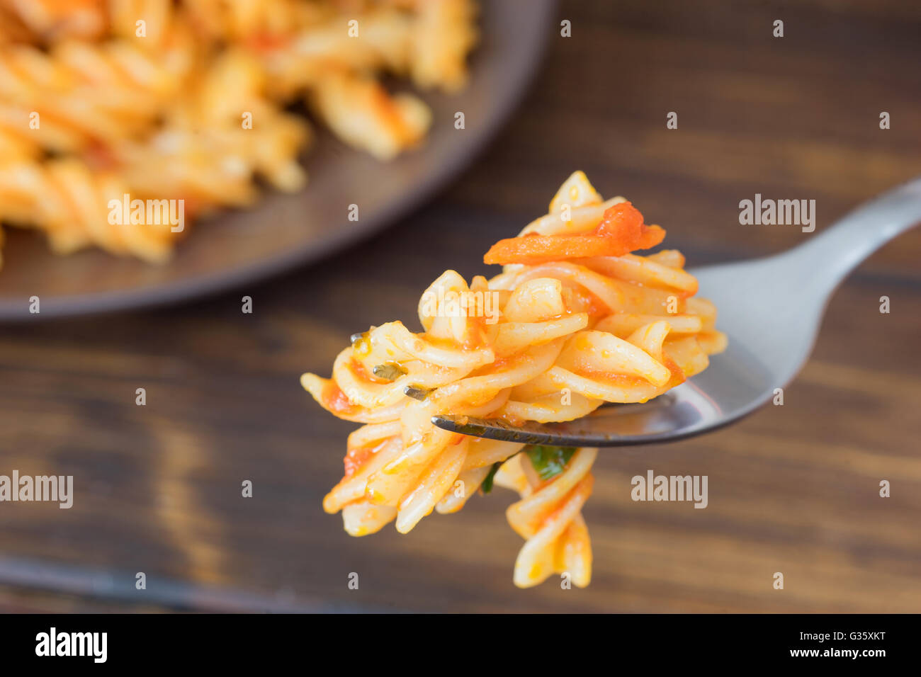 Cerca de pasta con salsa de vegetales en horquilla Foto de stock