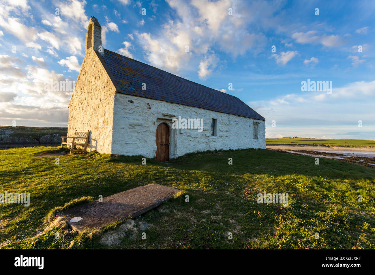 La Iglesia de San Cwyfan Cribinau, nr Aberffraw, Anglesey, Gales, Reino Unido Foto de stock