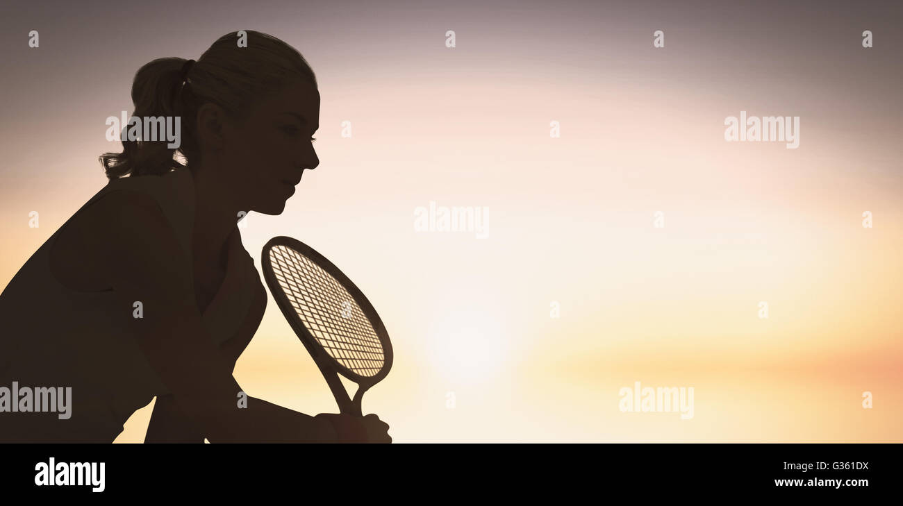 Imagen compuesta de atleta jugando con una raqueta de tenis Foto de stock