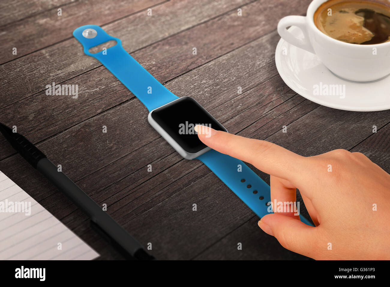 Mujer mano toque smartwatch con pantalla en blanco para el boceto. La vista isométrica. Taza de café al lado de la tabla. Foto de stock