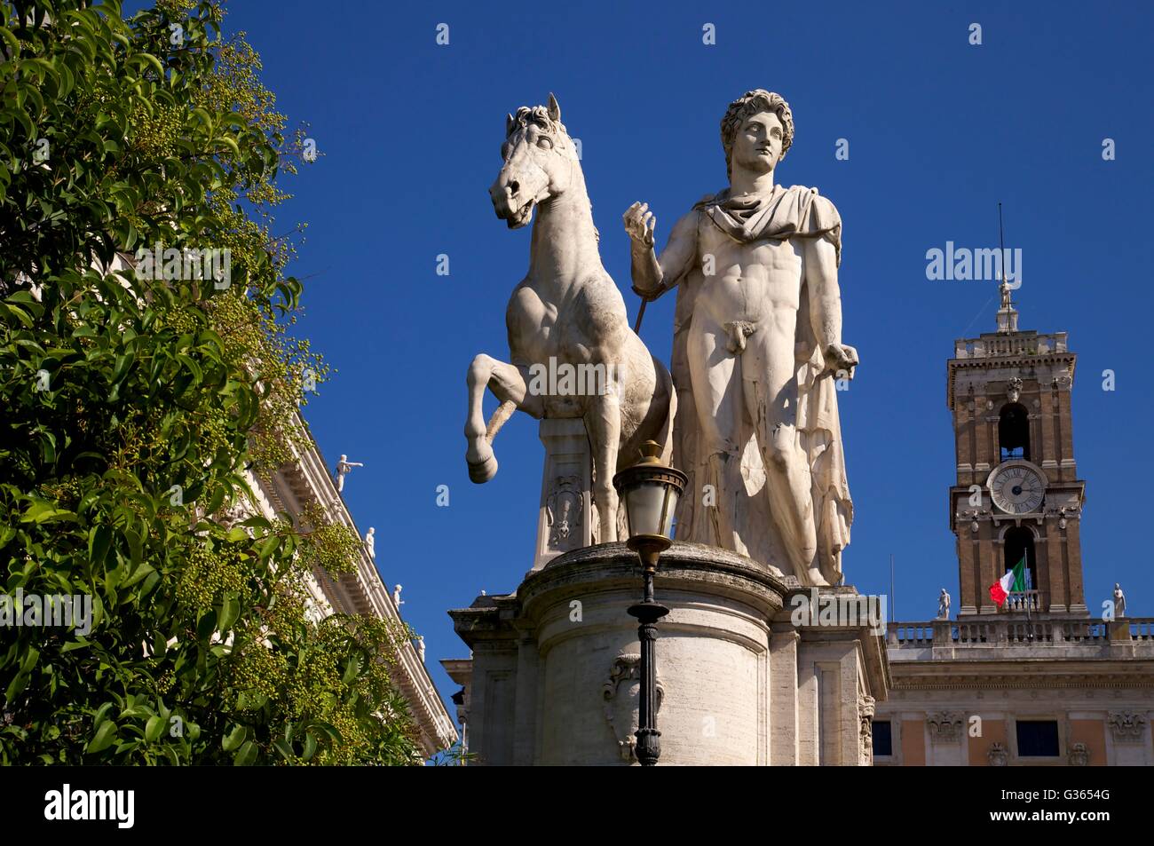 Estatua de Dioscuri, escalera Cordonata, Colina Capitolina, Roma, Italia, Europa Foto de stock