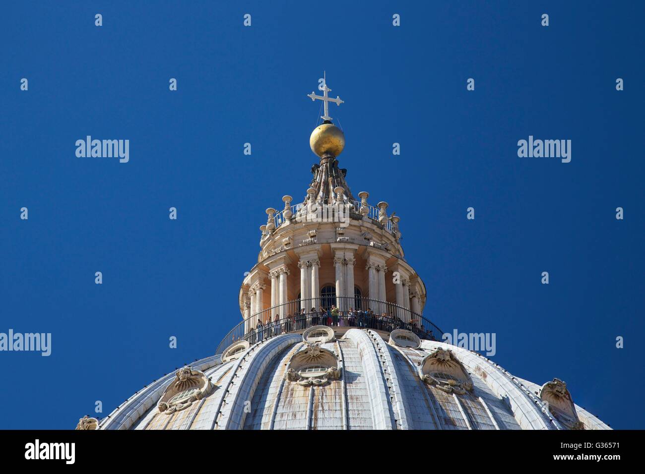 Terraza exterior vista de la cúpula de la Catedral de San Pedro, el Vaticano, Roma, Italia, Europa Foto de stock