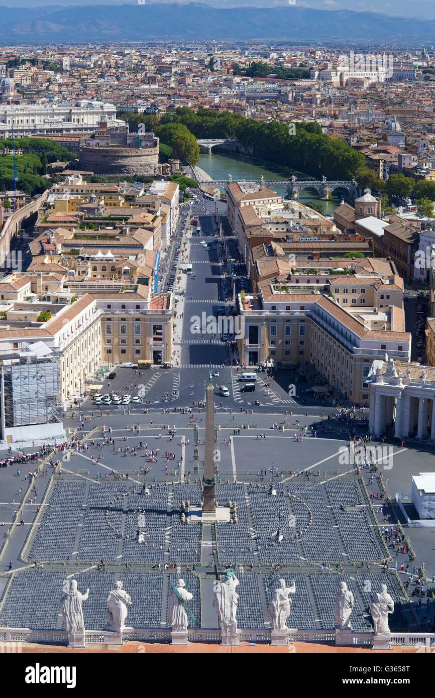 Vista desde la cúpula de la catedral de San Pedro, el Vaticano, Roma, Italia, Europa Foto de stock