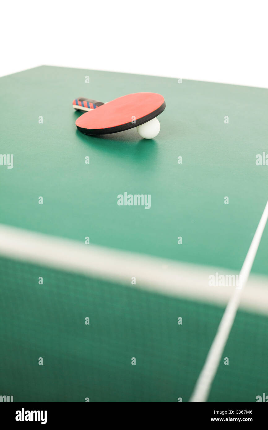 Raqueta de tenis de mesa con una pelota Foto de stock