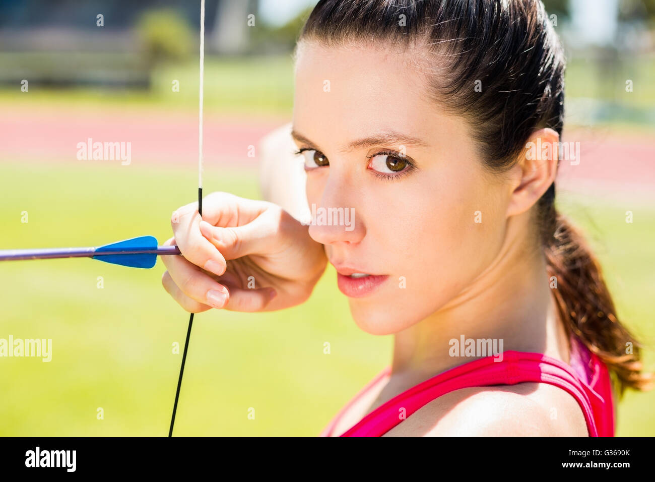 Atleta Femenina practicar tiro con arco Foto de stock