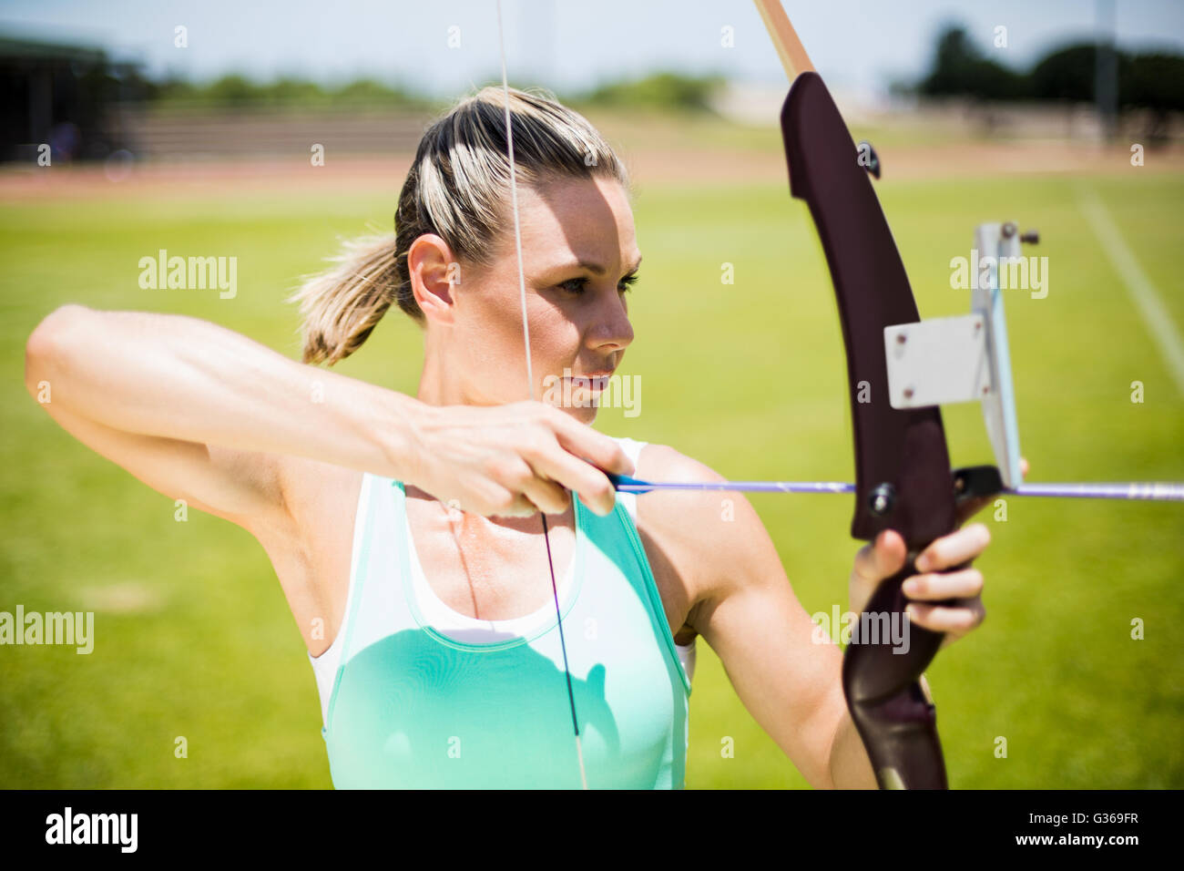 Atleta Femenina practicar tiro con arco Foto de stock