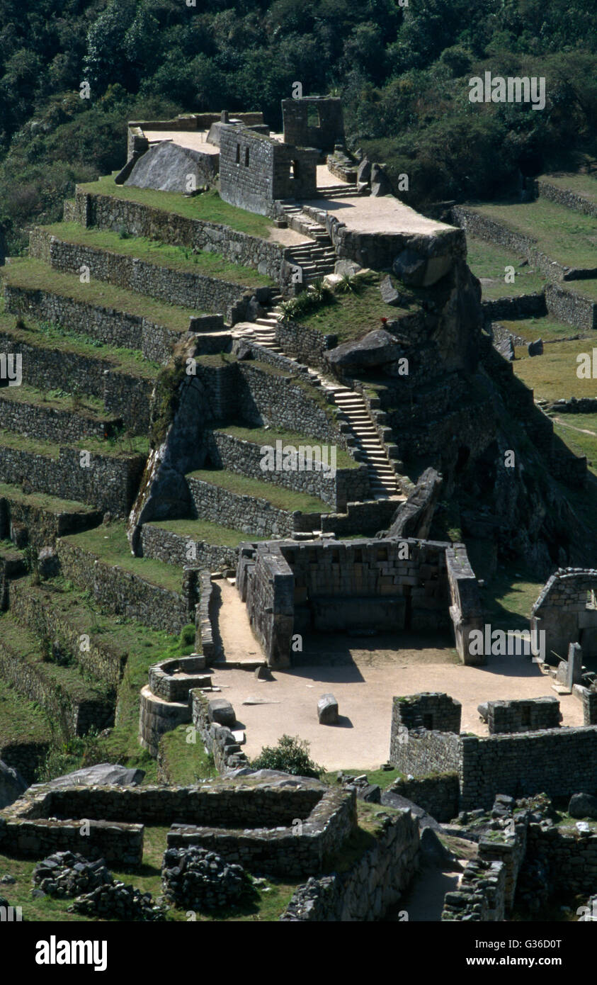 Machu Picchu Peru Plaza Sagrada y la escalera que conduce a la piedra