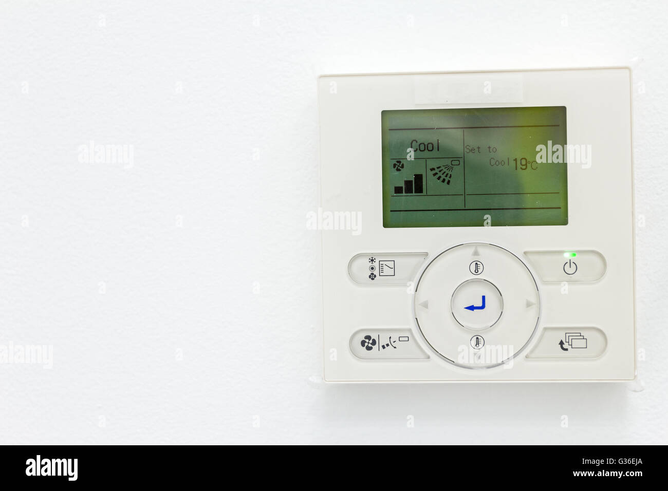 Automatización del hogar inteligente: Wall Display mostrando consumos domésticos relacionados con la temperatura y la calefacción. Foto de stock