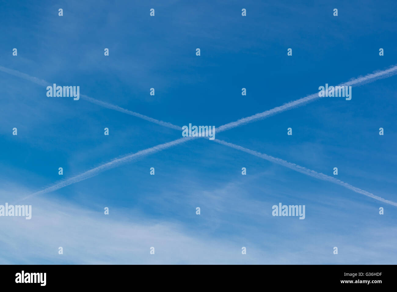 Estela sobre el cielo con forma de x Foto de stock