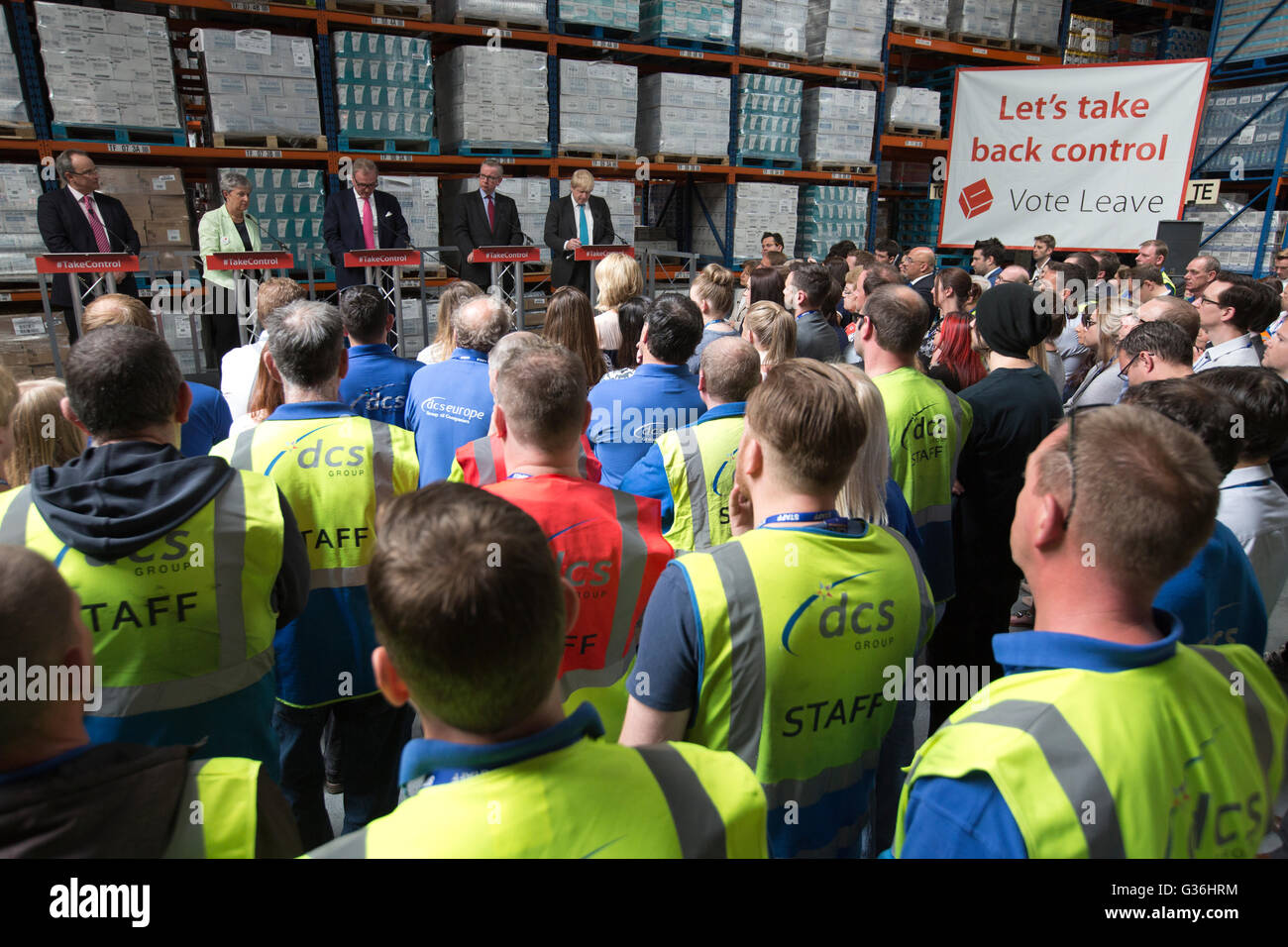 Vote dejar campaña evento con Boris Johnson y Michael Gove hablando al fabricante de jabón Grupo DCS en Stratford-upon-Avon, REINO UNIDO Foto de stock