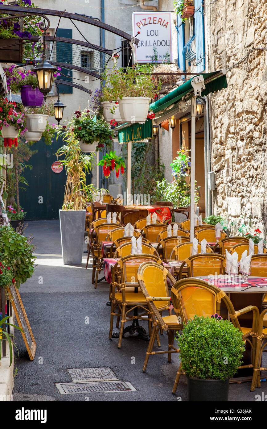 Cafetería al aire libre y una pizzería listos para almorzar, Saint Remy-de-Provence, Francia Foto de stock