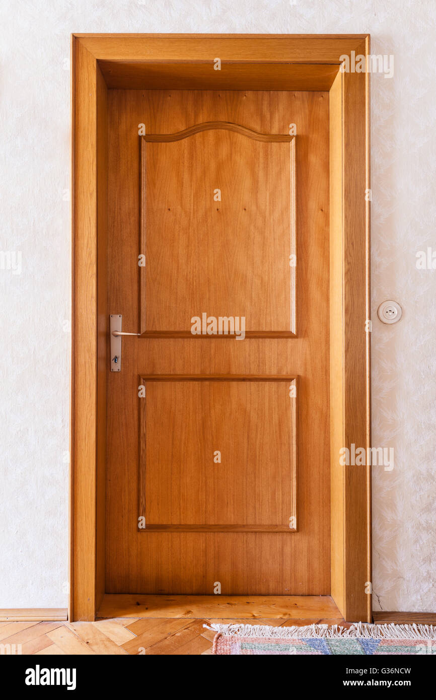 Puerta de madera simple fotografías e imágenes de alta resolución - Alamy