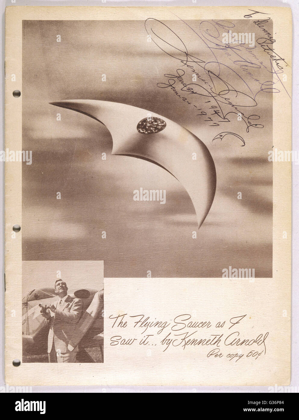 El platillo volante como lo ví, por Kenneth Arnold, que contiene su propia cuenta. Este ejemplar está firmado por el autor. Fecha: 1950 Foto de stock