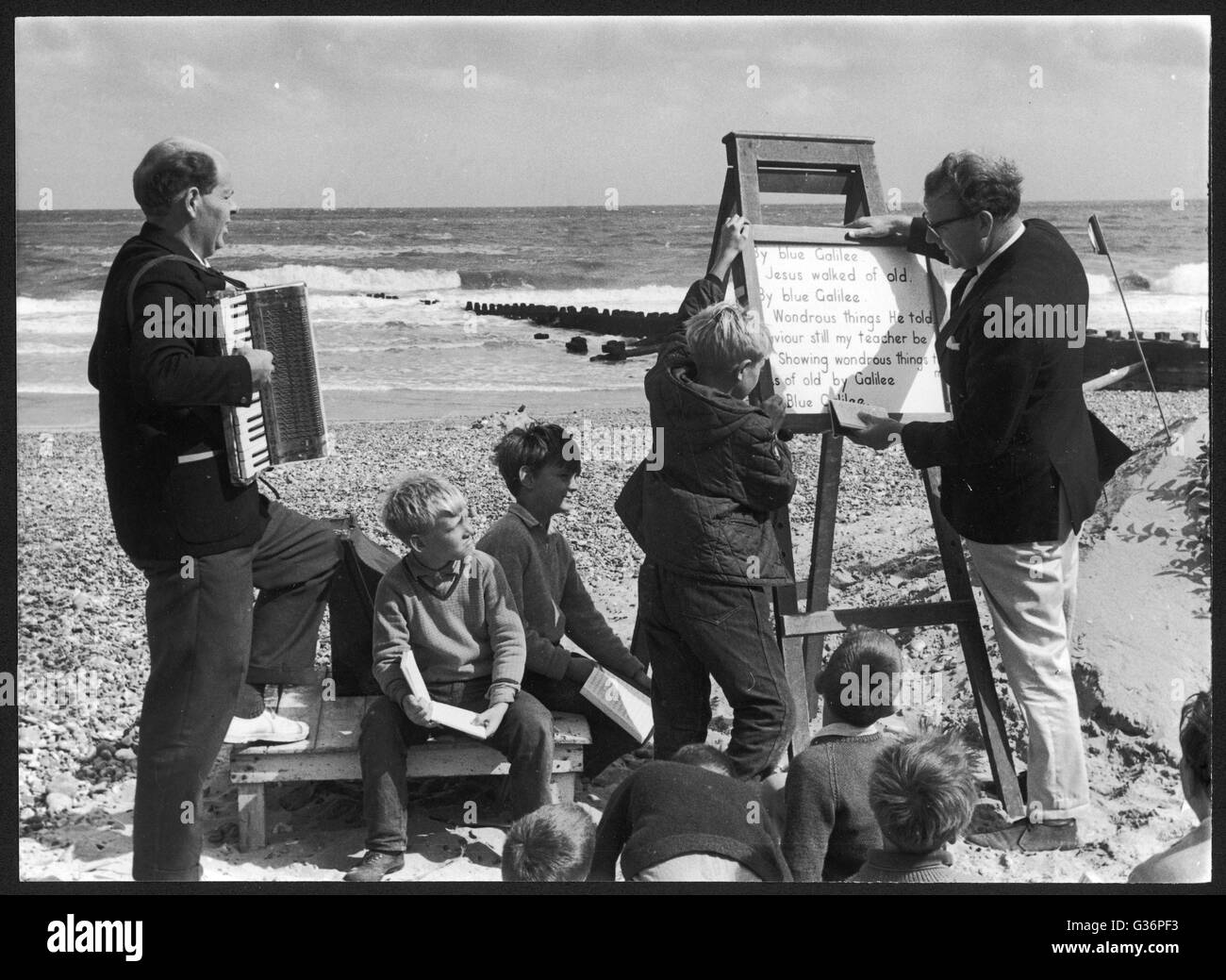 El servicio religioso se lleva a cabo en una playa Foto de stock