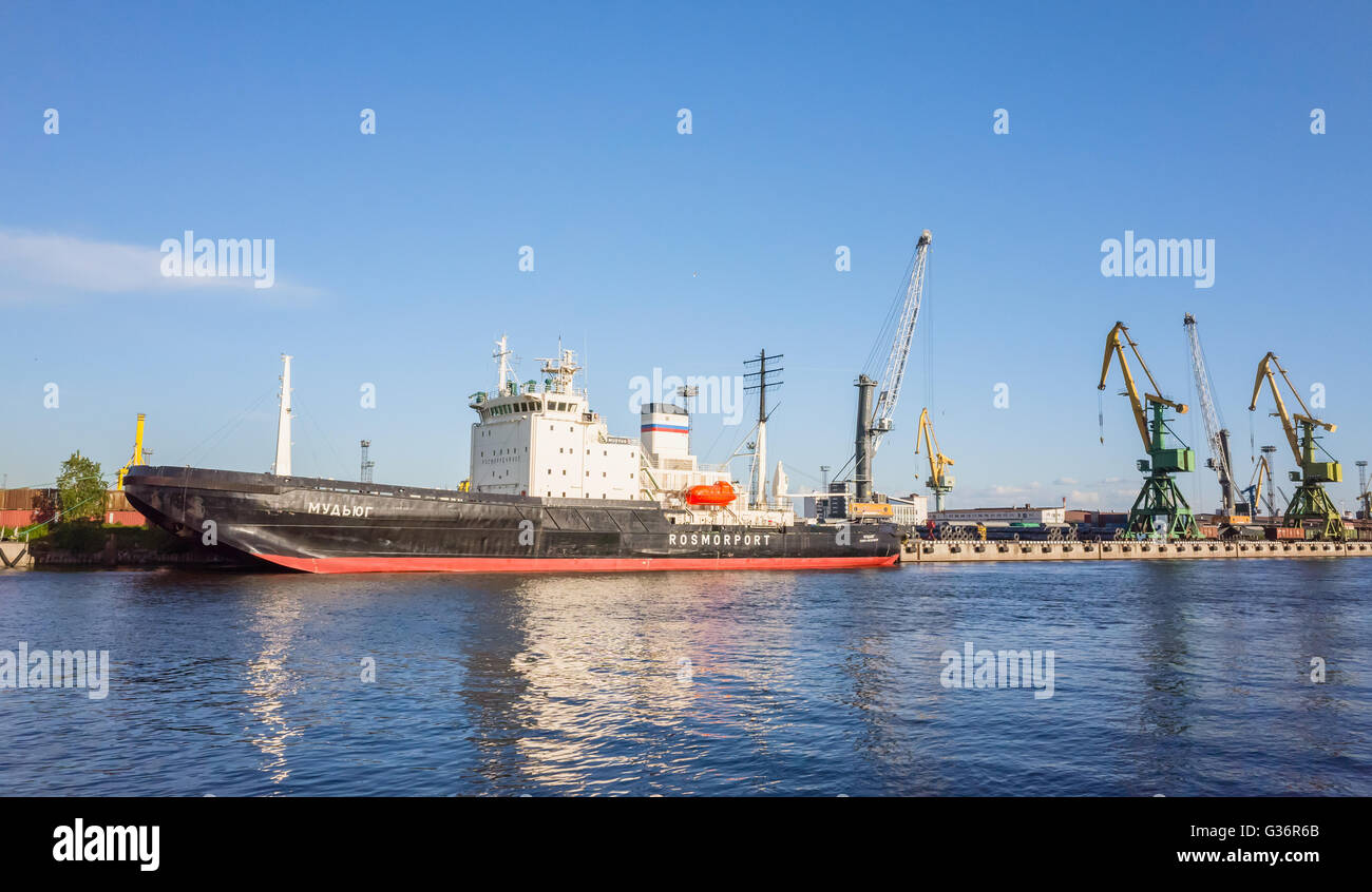 San Petersburgo, Rusia - Junio 7, 2016: Mudyug. Puerto rompehielos amarrados en el Gran Canal de mar Foto de stock