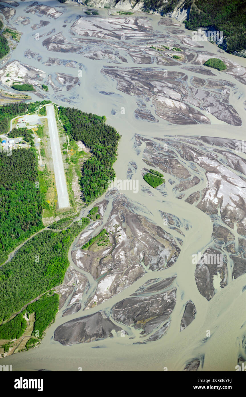 Una fotografía aérea del aeropuerto Chitina en Alaska, EE.UU. en las orillas del río Cooper. Foto de stock