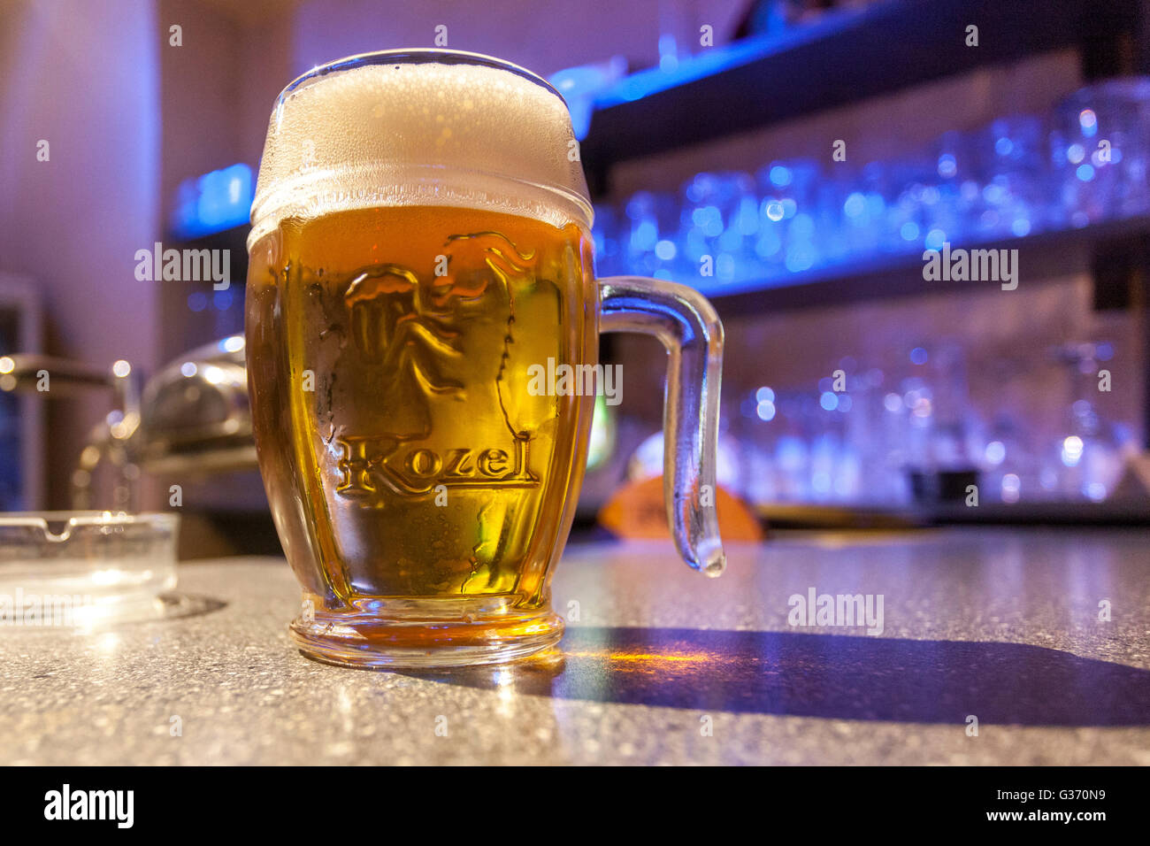 Copa de cerveza Praga Praga bar interior, República Checa bar Foto de stock