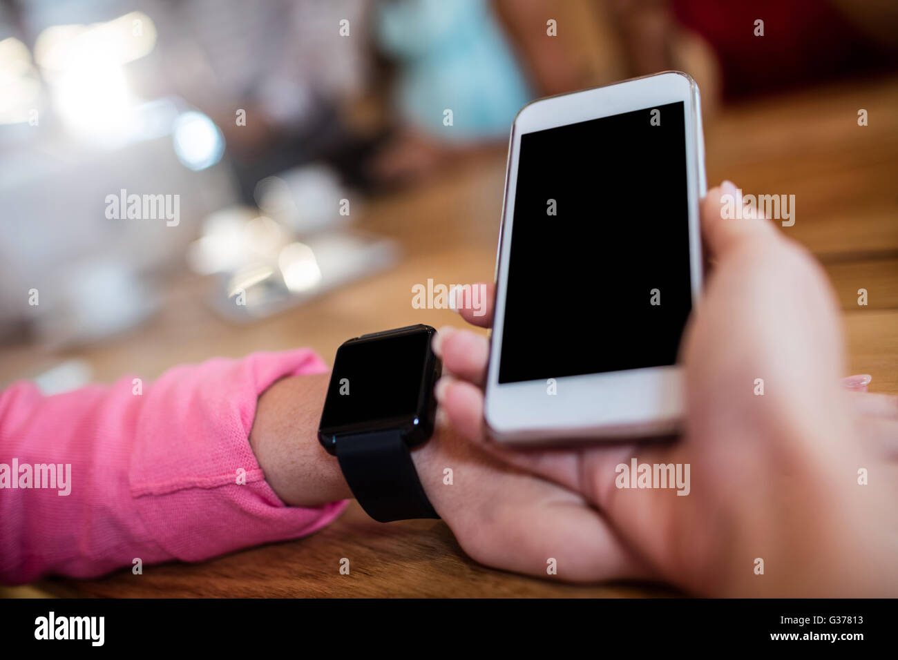 Mujer con smartphone y smart watch Foto de stock