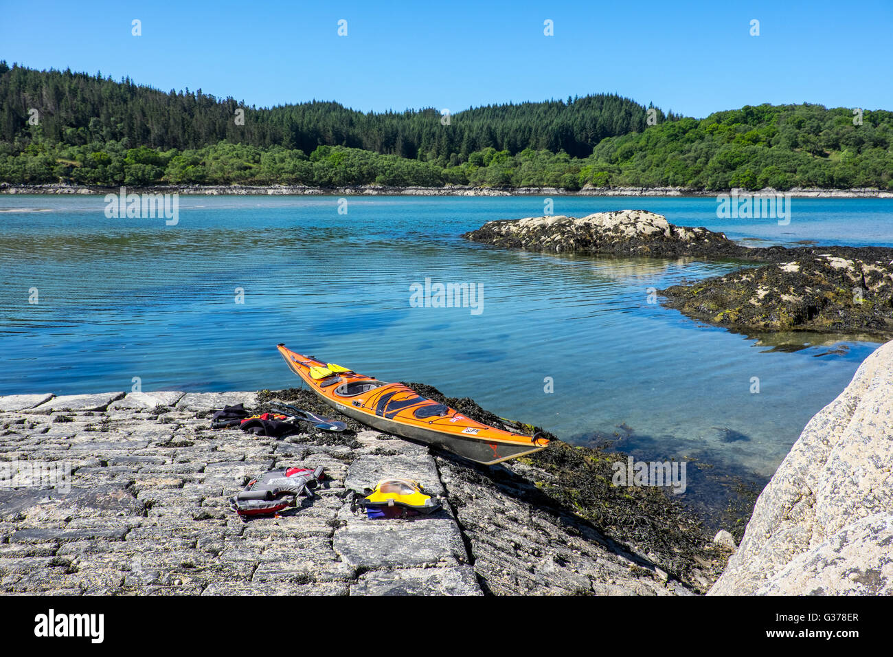 Kayak de mar en un embarcadero Ardtoe, Ardnamurchan, Escocia Foto de stock