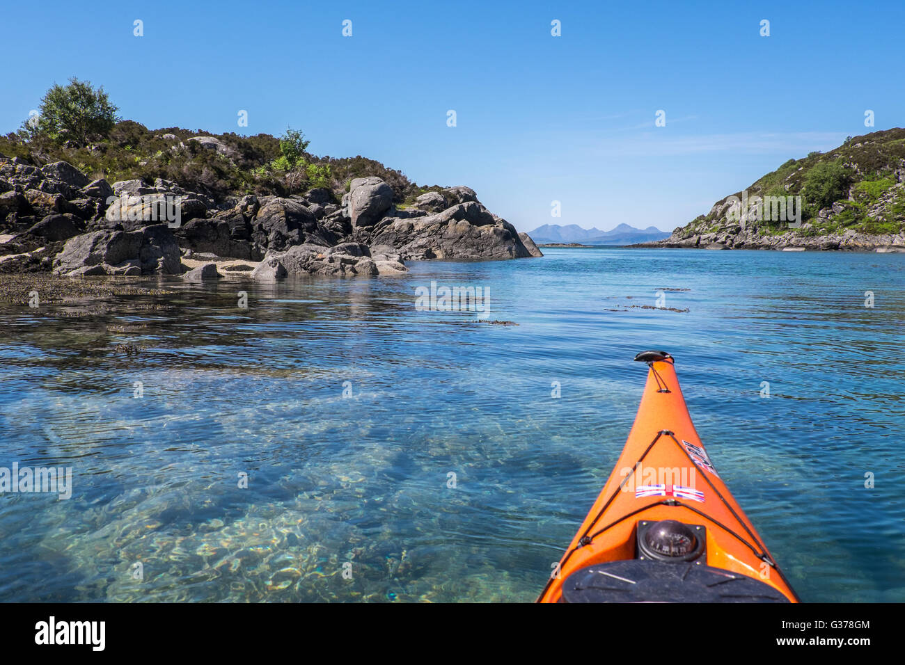 Kayak de mar en las cristalinas aguas de la costa oeste de Escocia, en la zona de Moidart Arisaig a Foto de stock