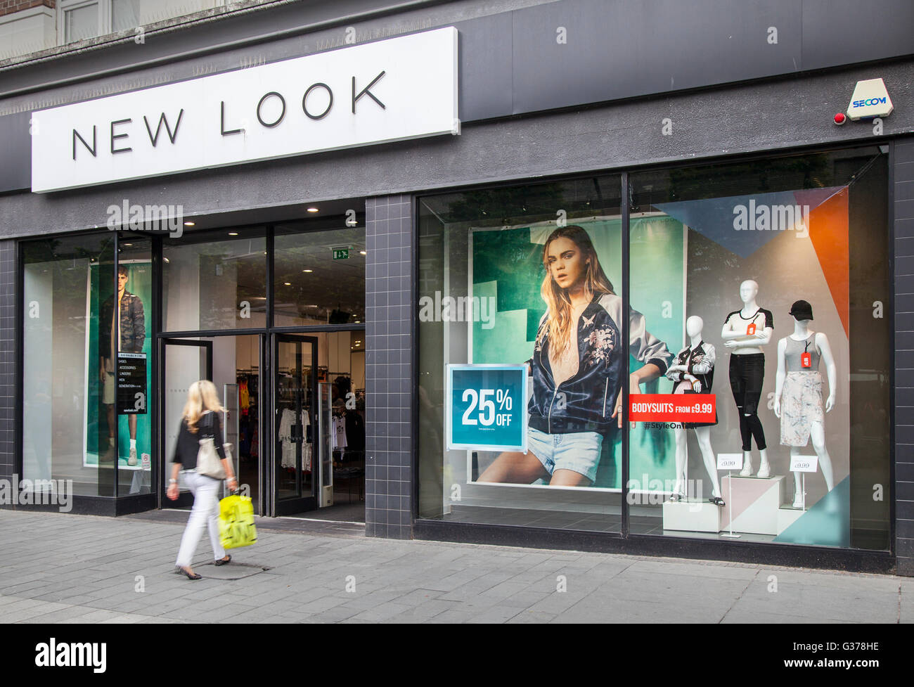 La delantera del Nuevo Look tienda, transeúntes y signo de la fachada. Southport, Merseyside, Reino Unido. Demanda de bombardero chaquetas, ropa deportiva y ayudado a nuevos diseños de camuflaje Ver informe