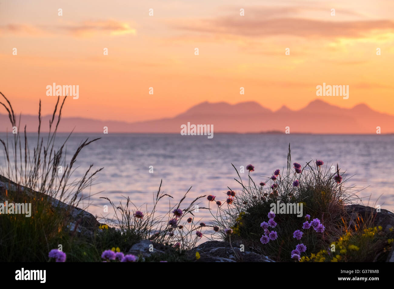 Mirando hacia las islas de Eigg Hebridean y Ron de Ardnamurchan, Escocia Foto de stock