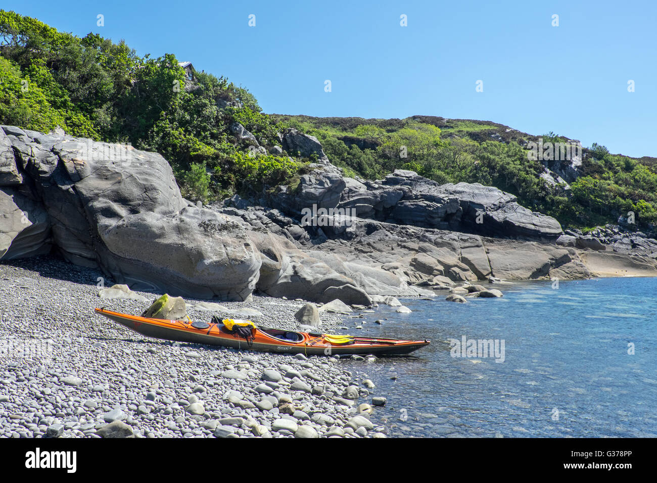 Kayak de mar en una playa al sur de Arisaig, Escocia Foto de stock