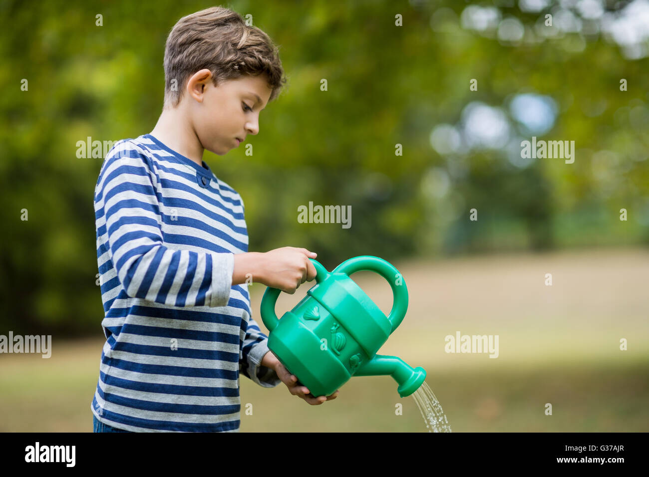 340+ Boy Agua Libre De Regadera Fotografías de stock, fotos e imágenes  libres de derechos - iStock