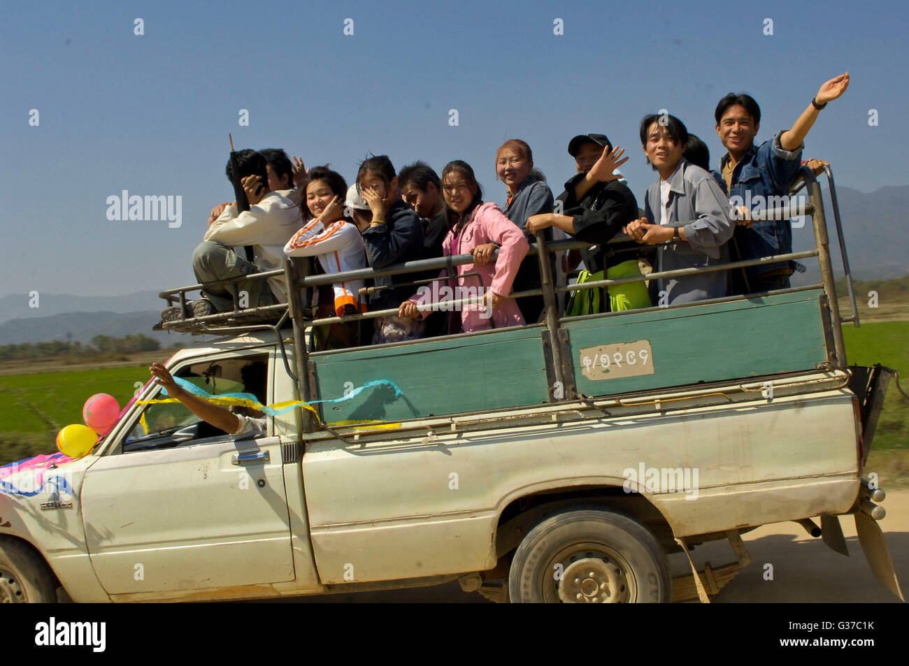 Asia, Myanmar, Birmania, Kengtung, estado de Shan, los familiares de la novia, ir a la boda de coche Foto de stock
