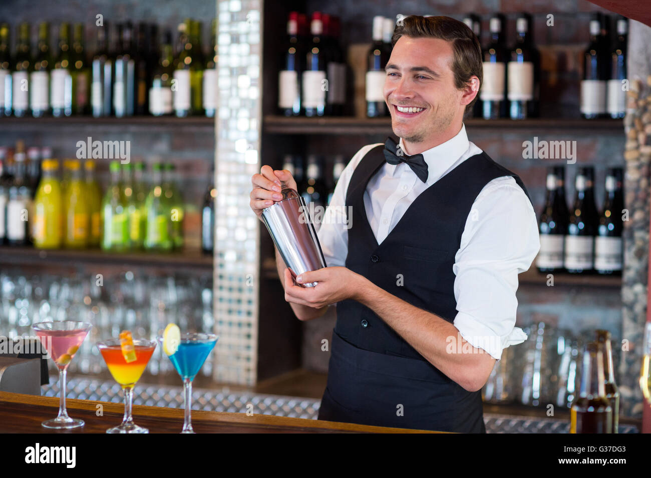 Barman mezclando cóctel en coctelera Fotografía stock - Alamy