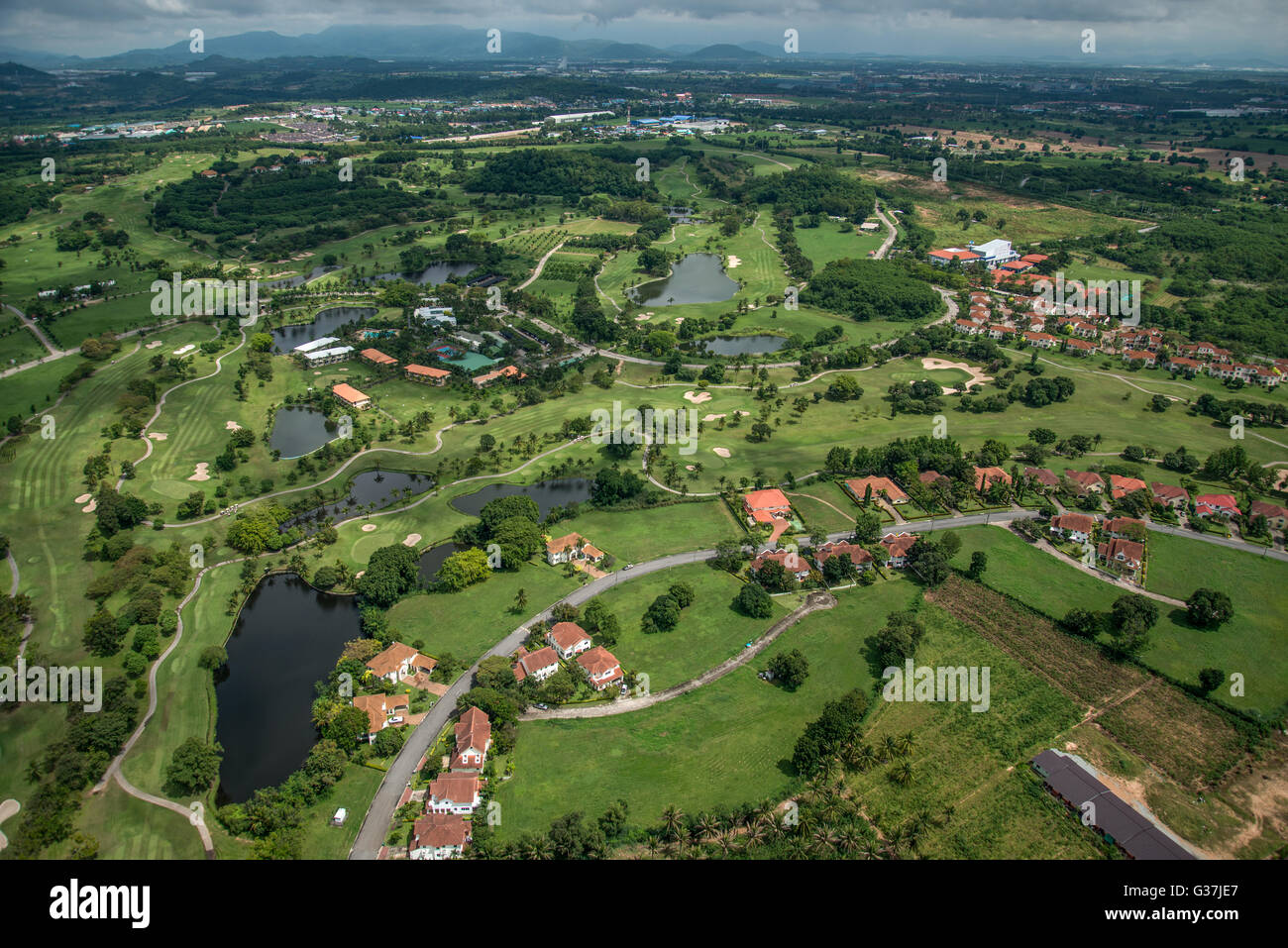 La fotografía aérea de campos de golf, club de golf la fotografía desde el aire, el campo de golf de fotografía aérea en Tailandia Foto de stock