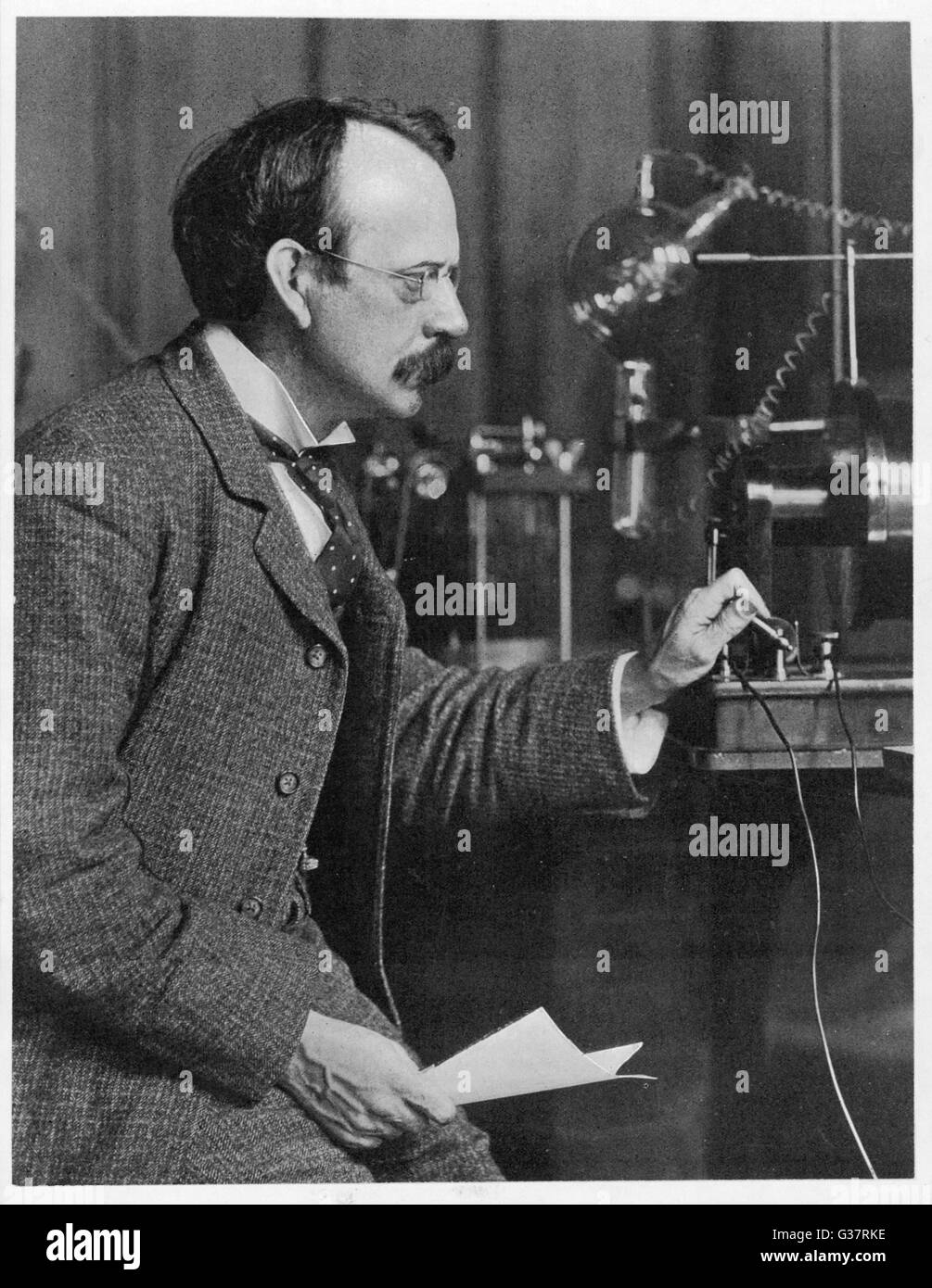JOSEPH JOHN THOMSON, físico, trabajando en el Laboratorio Cavendish
