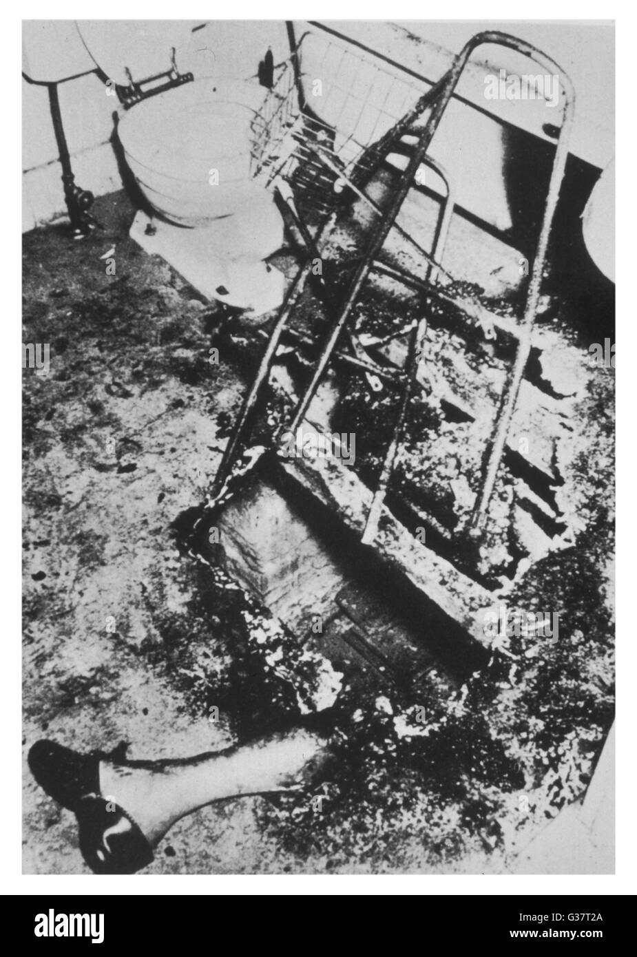 Dr. J Irving Bentley, encontrado por Don Gosnell el 5 de diciembre de 1966. Una pequeña área del baño estaba quemada, todo lo que quedaba de la víctima fue la pierna. Fecha: 1966 Foto de stock
