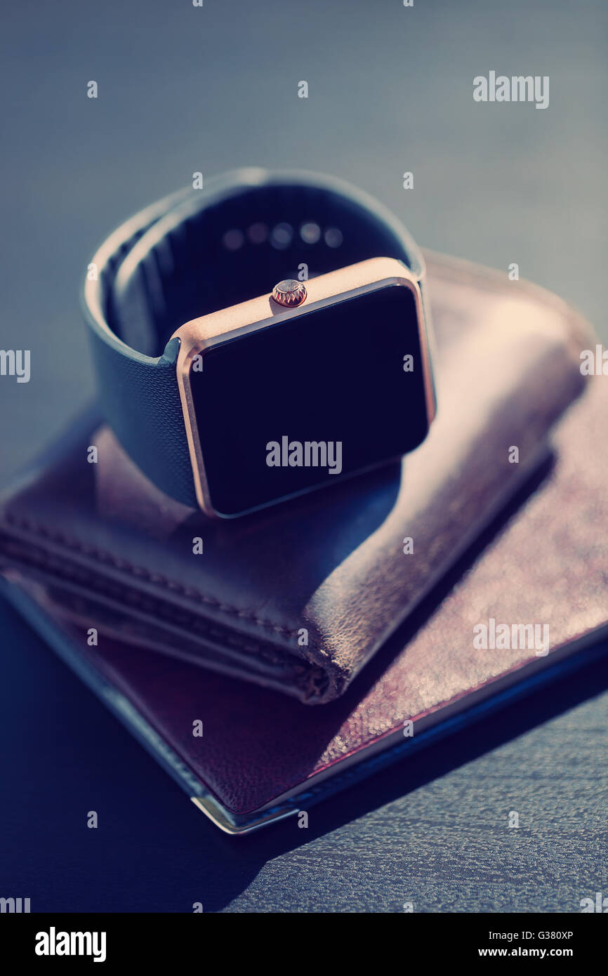 Smart Watch, monedero pasaporte - cosas que un hombre moderno se utiliza  más a menudo en estos días Fotografía de stock - Alamy