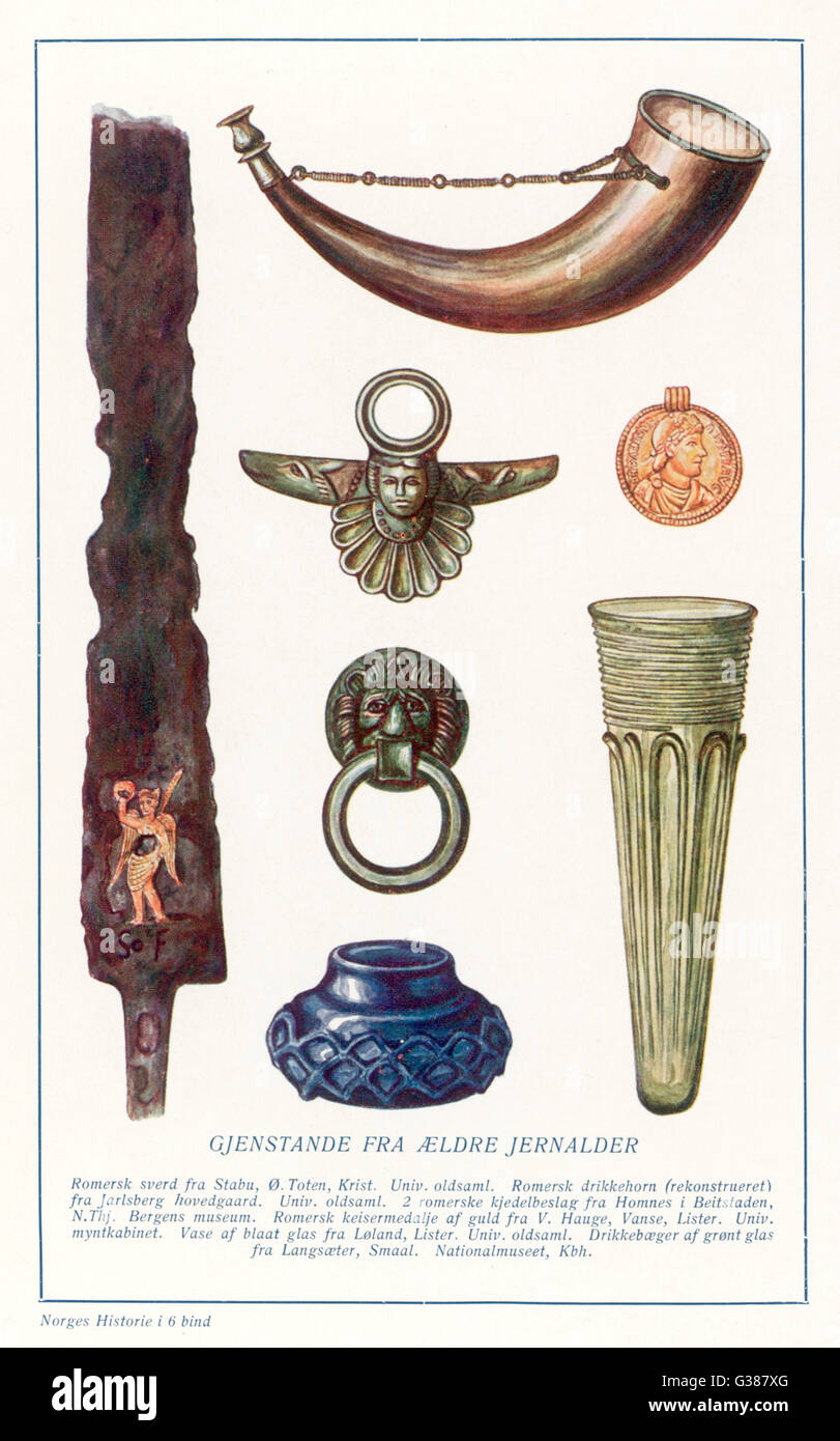 Un cuerno para beber y otros artefactos de la Edad de Hierro de Noruega Fecha: circa 1000 A.C. Foto de stock
